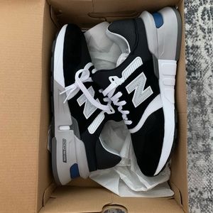 New balance sneakers! Never worn! Retail $120